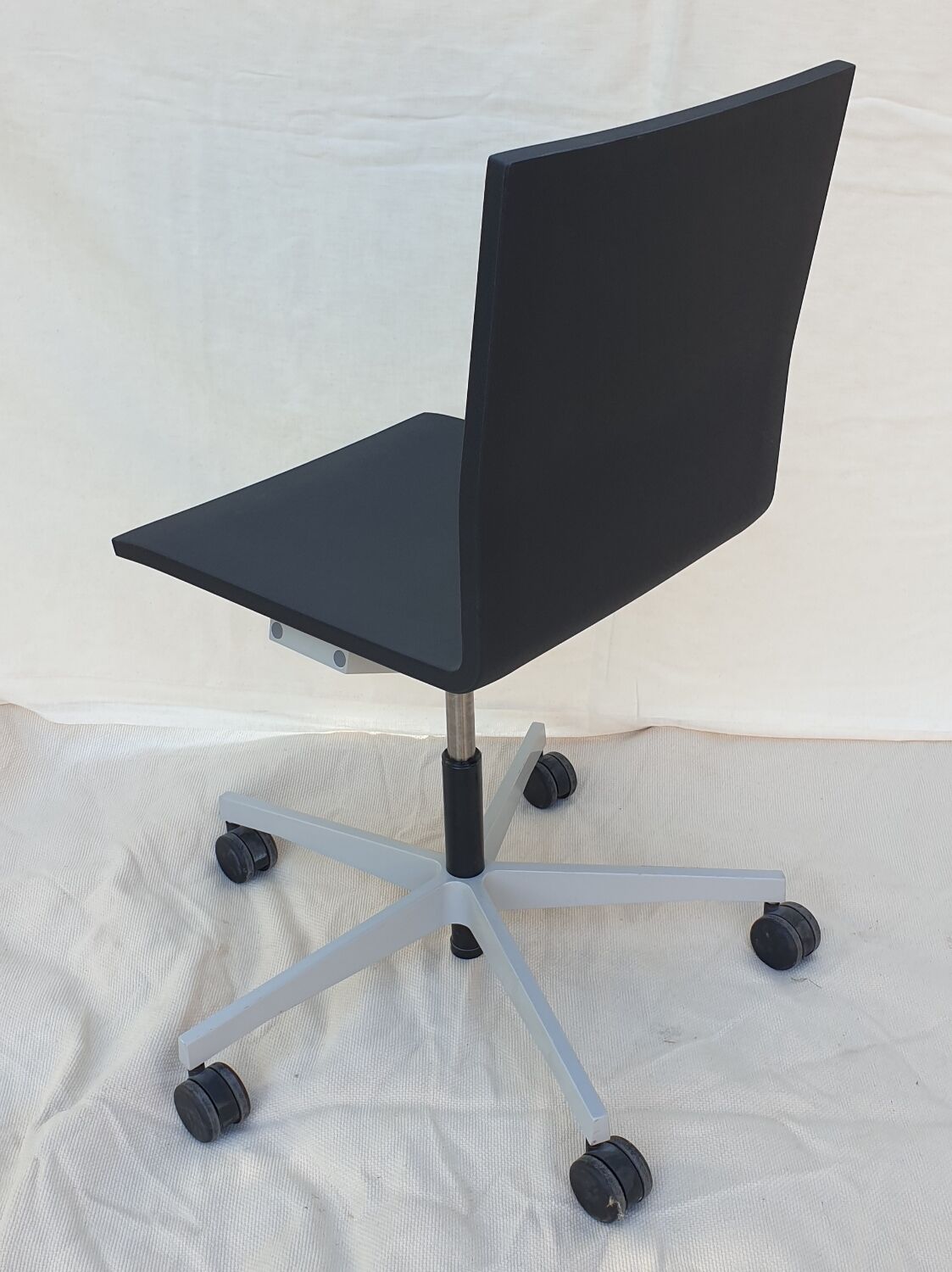 Vitra 04 office chair