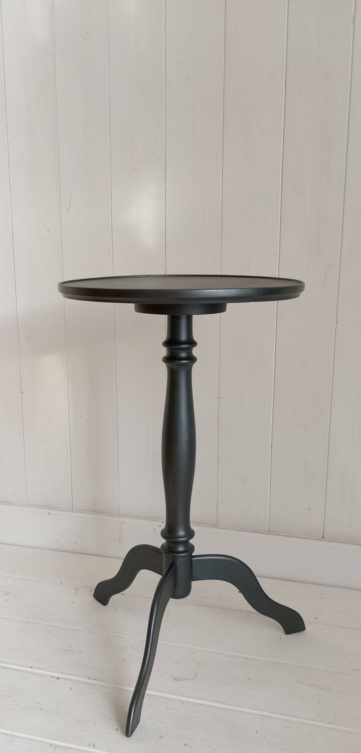Tripod pedestal table