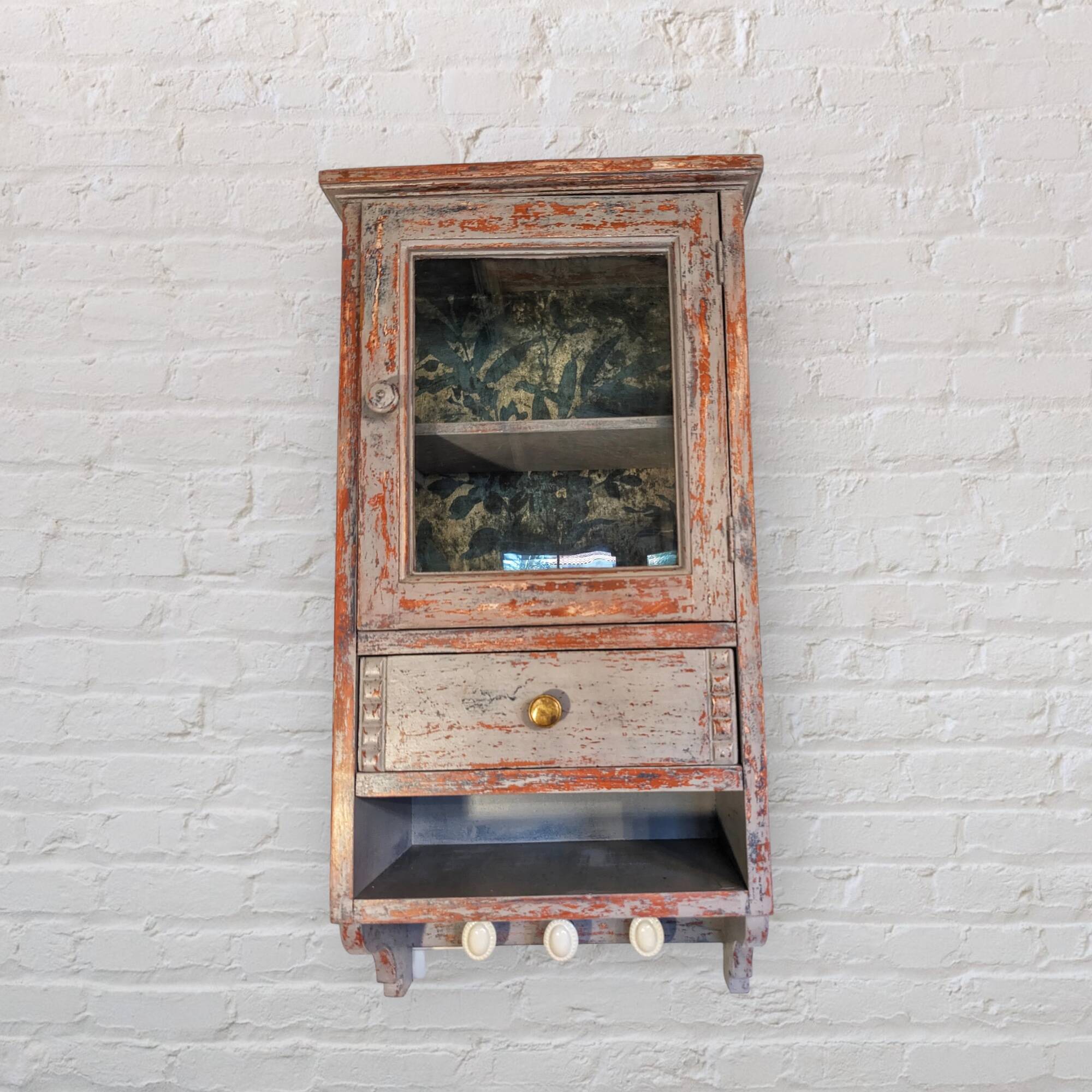 Vitrine murale vitrée en bois massif gris effet vieilli