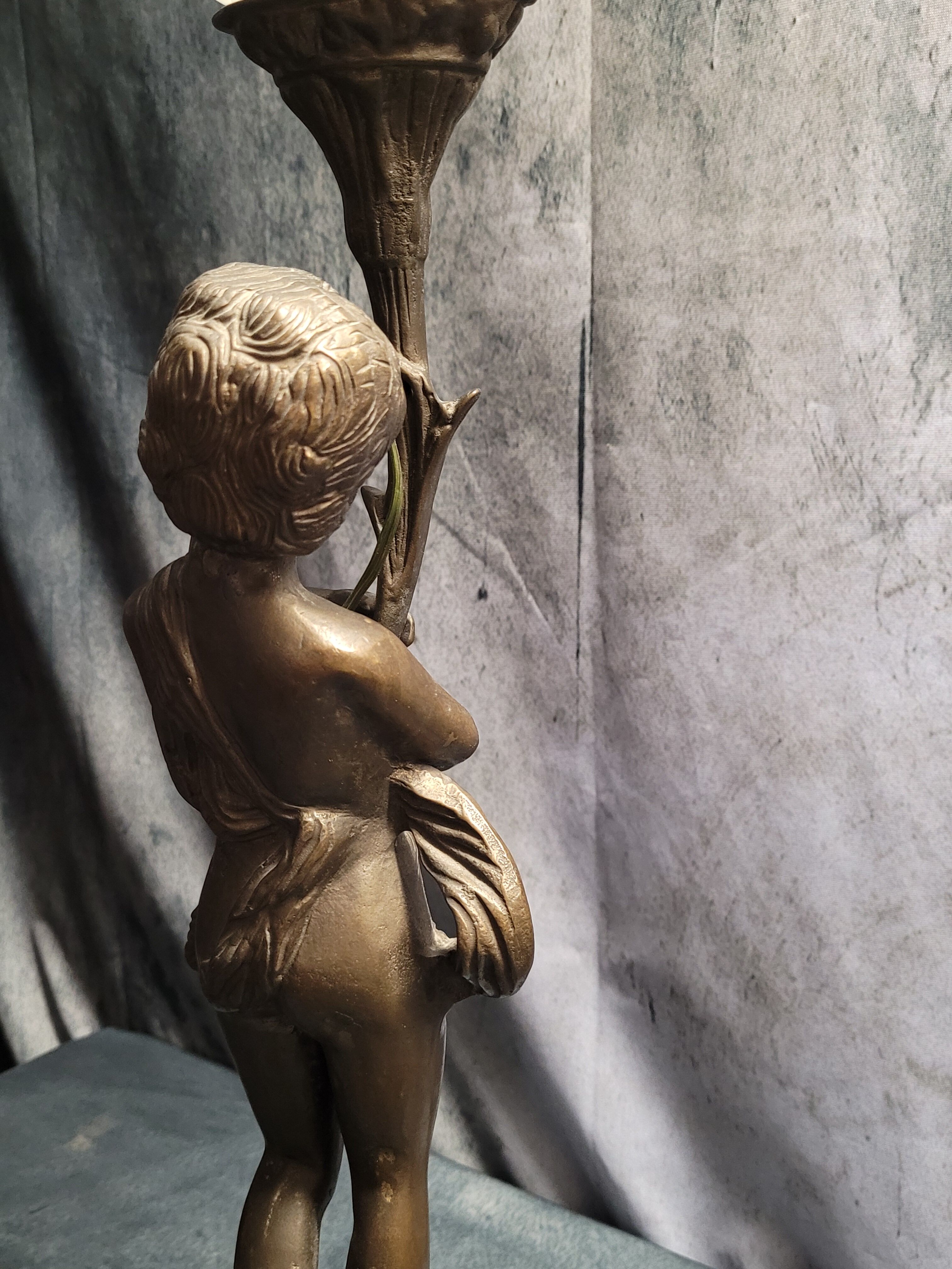Lampe en Bronze électrifié figurant un rnfant XIXe