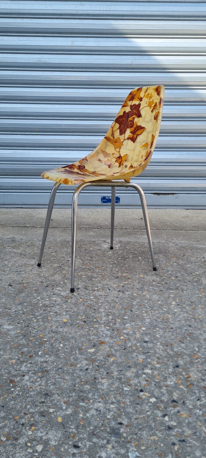 La Cigogne fiberglass chair
