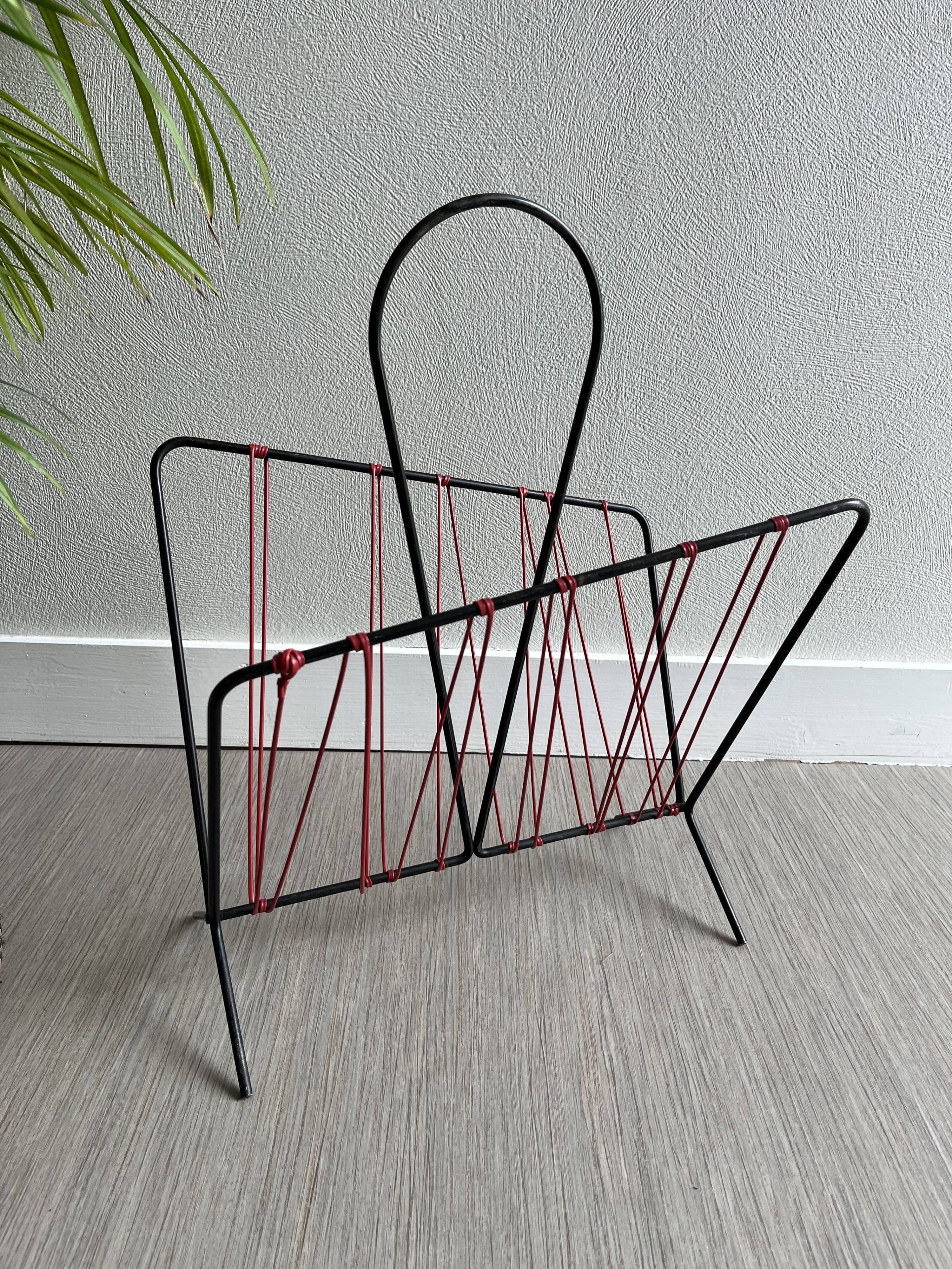 Vintage scoubidou magazine holder