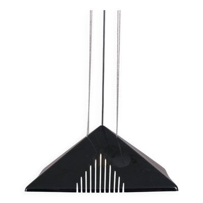 Lampe suspendue en plexiglas noir des années 1980, montée sur chaînes, provenant d'Italie.
