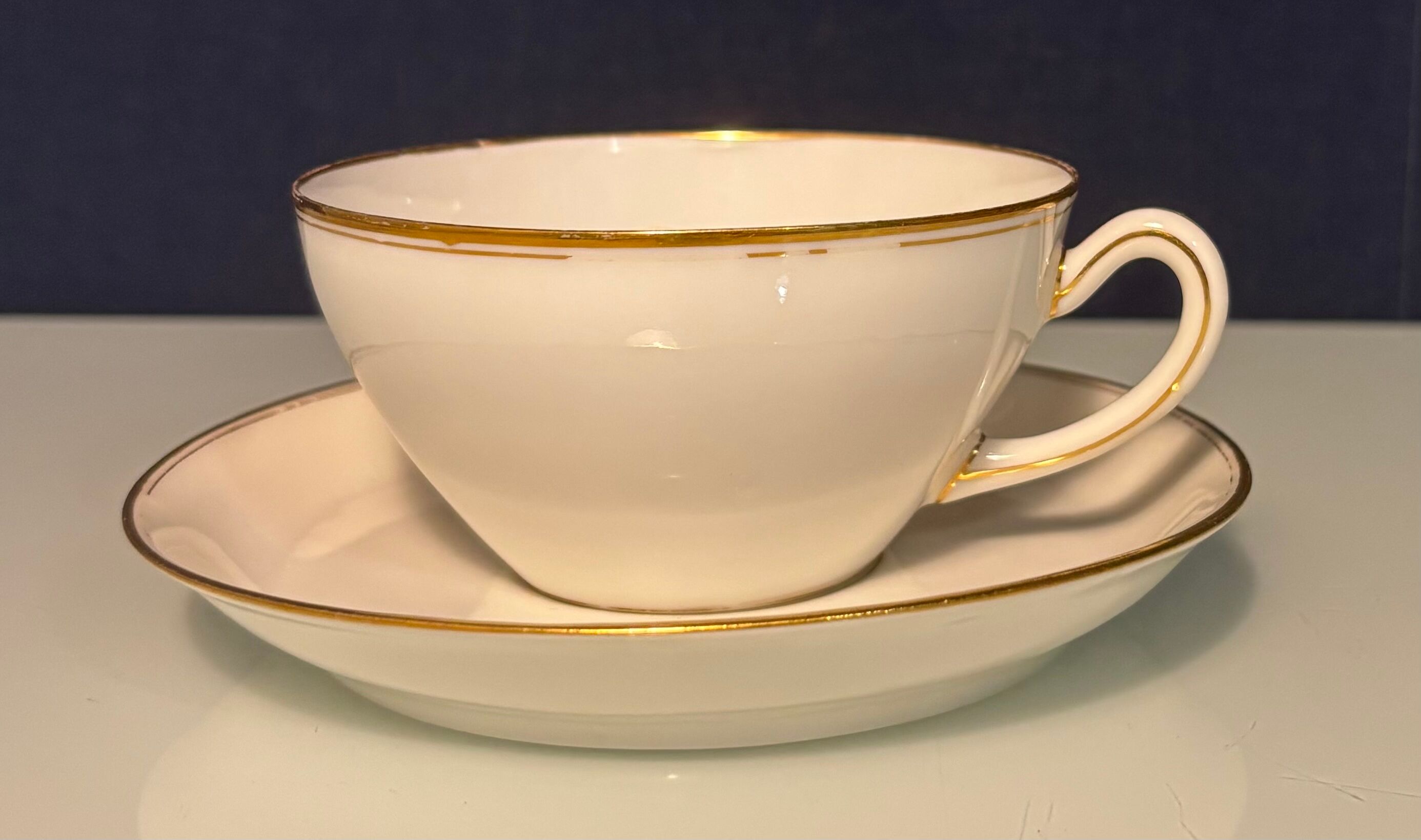Service à thé en porcelaine (Limoges) 35 pieces monogrammè à liseré doré