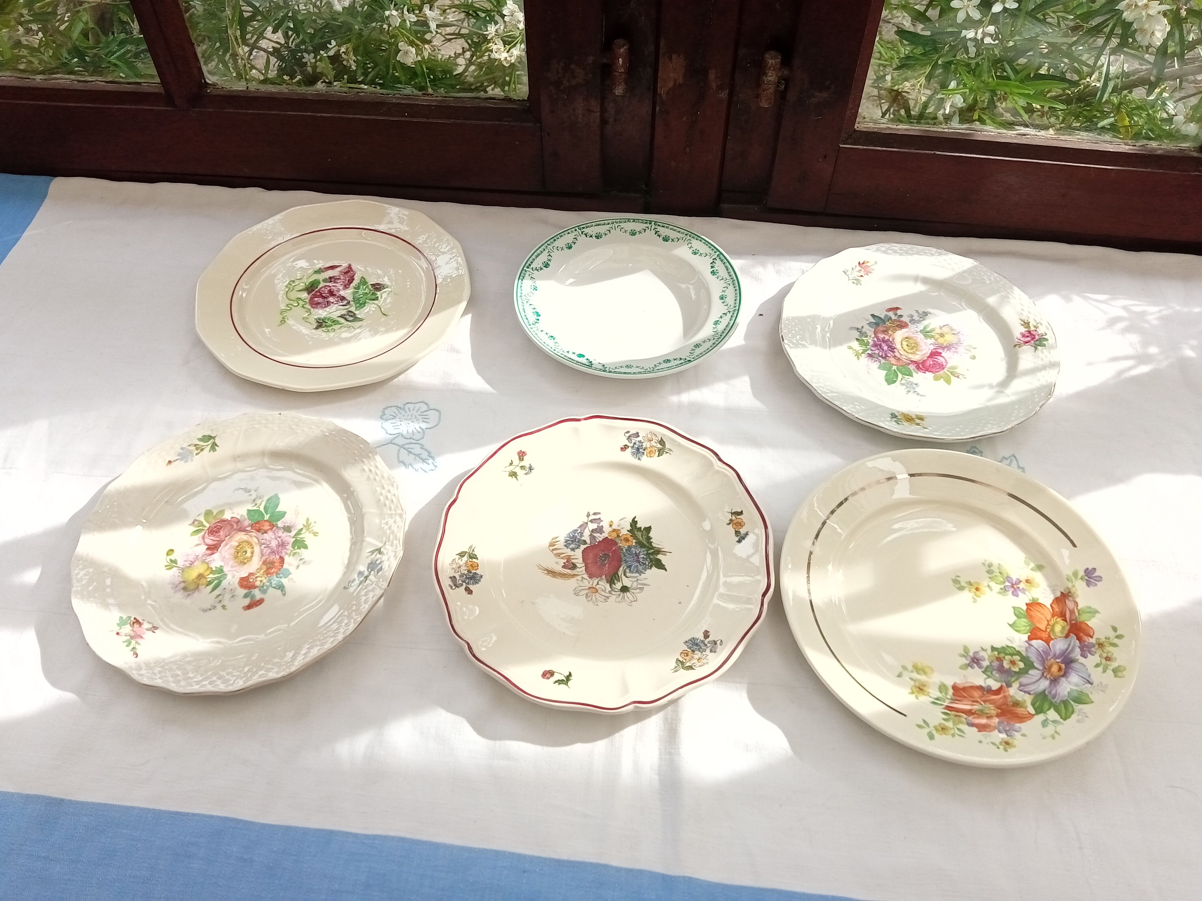 Assorted 18 old flower plates