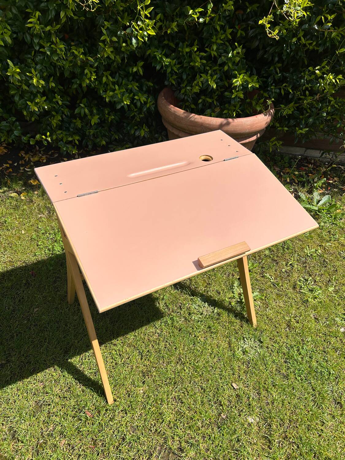 Children's desk with compass legs
