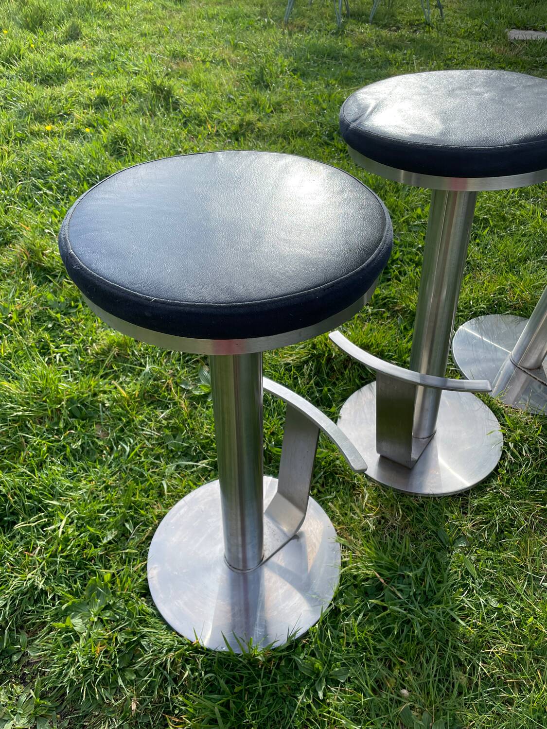 Tabourets de bar en inox et cuir noir