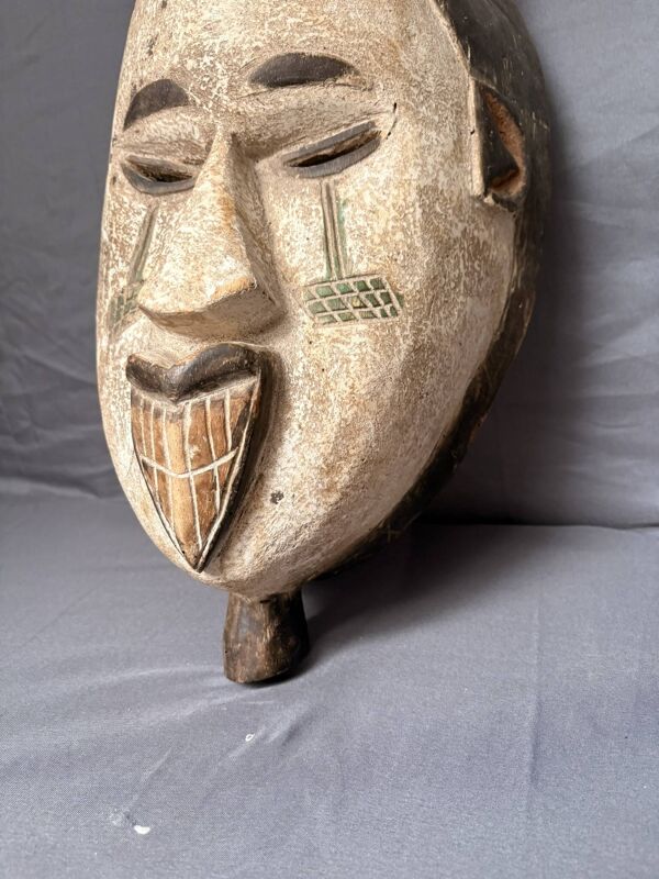 Ancien masque tribal africain en bois Punu Maiden Mukudji Gabon