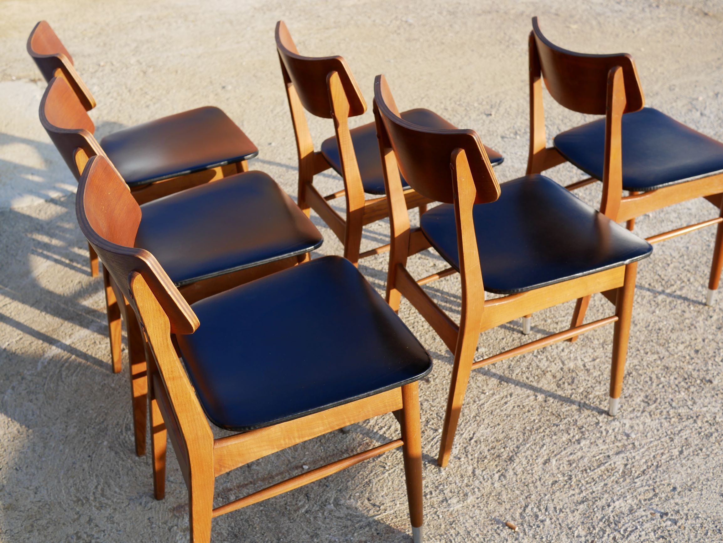 6 scandinavian chairs in wood and black leather