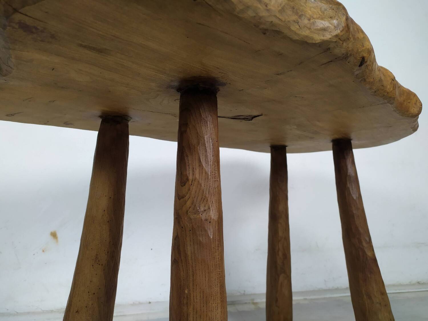 Table basse bois brutaliste