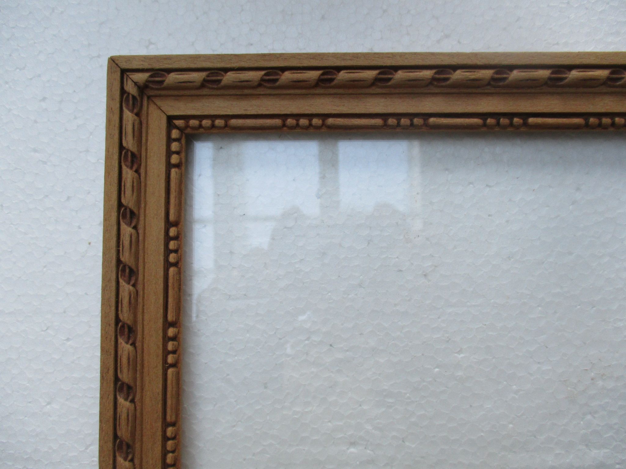 Cadre ancien bois clair, sculpté, vitré,pour sujet 204 x 234 mm