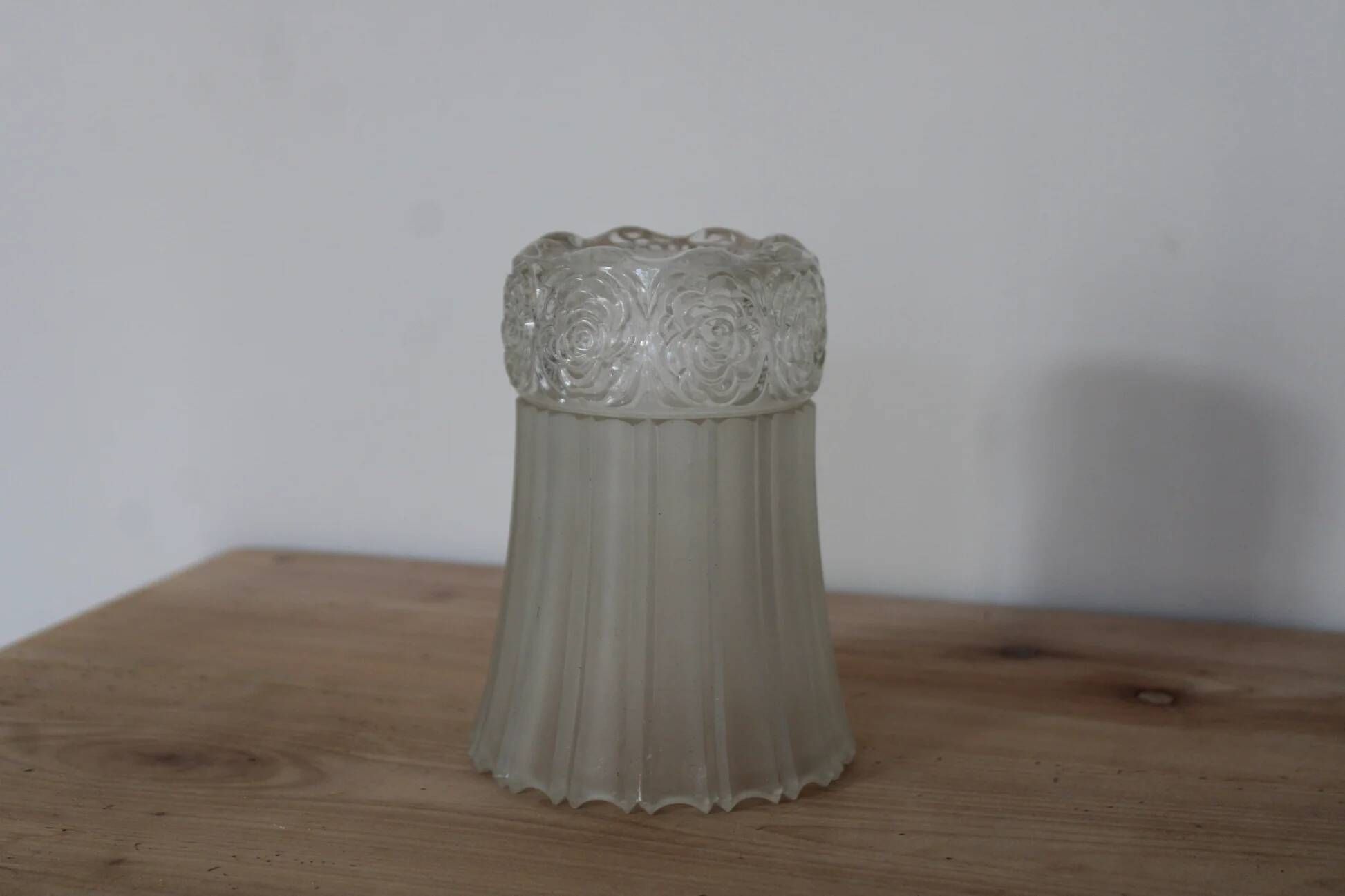 Old frosted glass lamp globe with fluted design – Raised rose decoration – H 14 cm