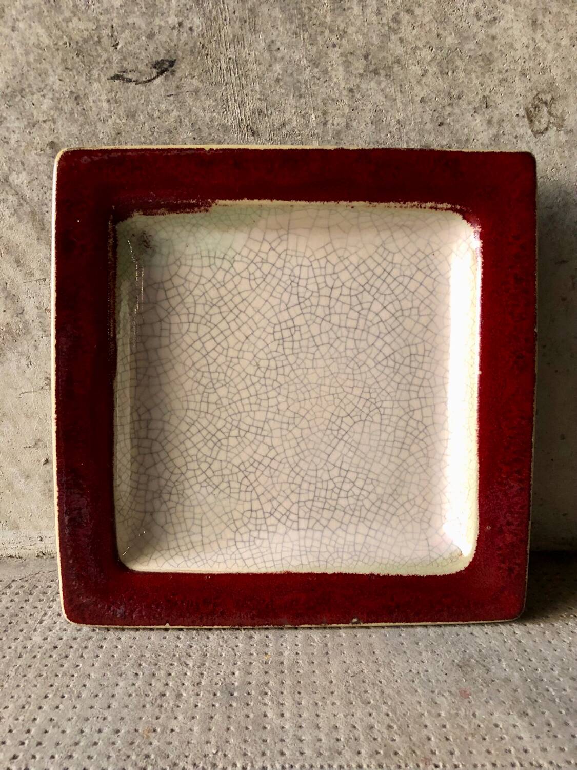 Cracked ceramic bowl or empty pocket