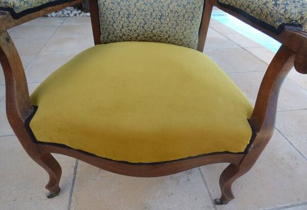 *Fauteuil voltaire  de style Louis Philippe en bois de qualité patiné par le temps - le dossier et l