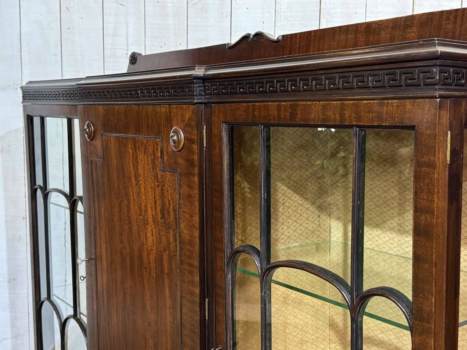 Vitrine Anglaise Chippendale 3 portes début XXème en acajou