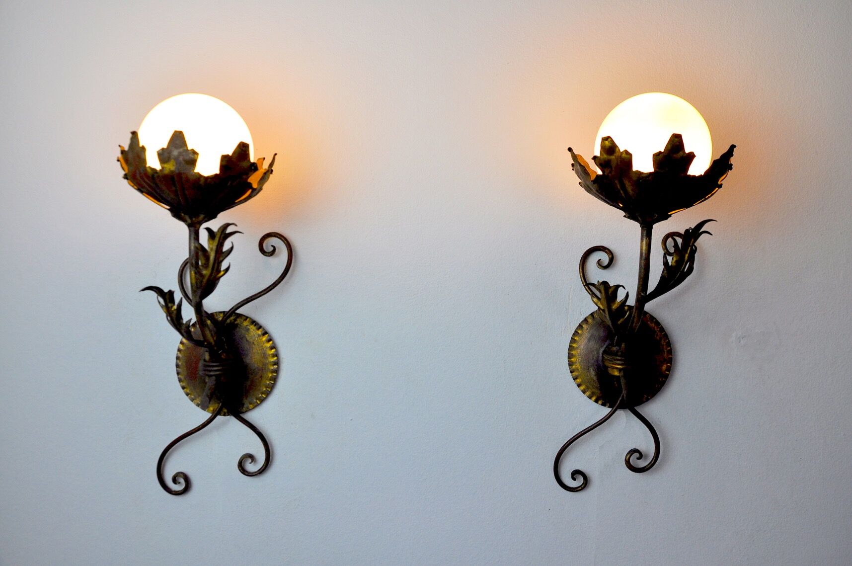 Pair of floral wall lamps by Ferro Arte, Gold leaf and opaline, Spain, 1960