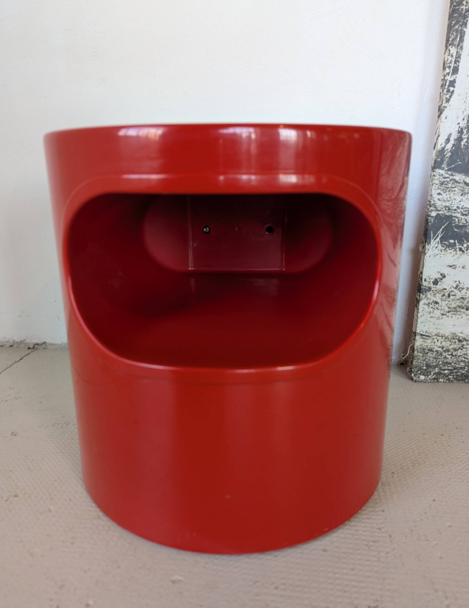 Side table, red bedside table Artemide Giano Giano by Emma Gismondi.