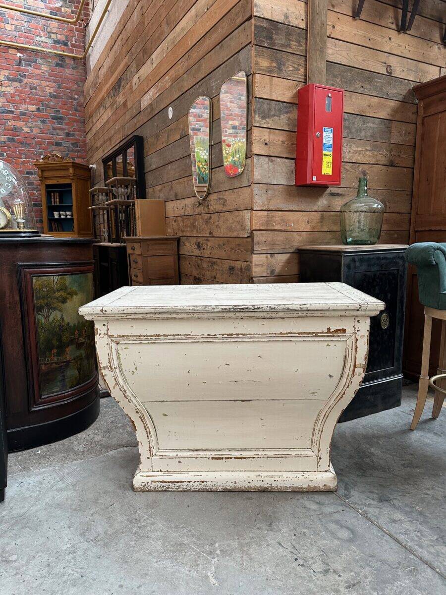 Patinated counter from the 19th century