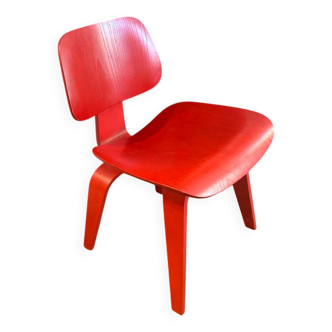 Plywood LCW RAy et Charles Eames. VITRA