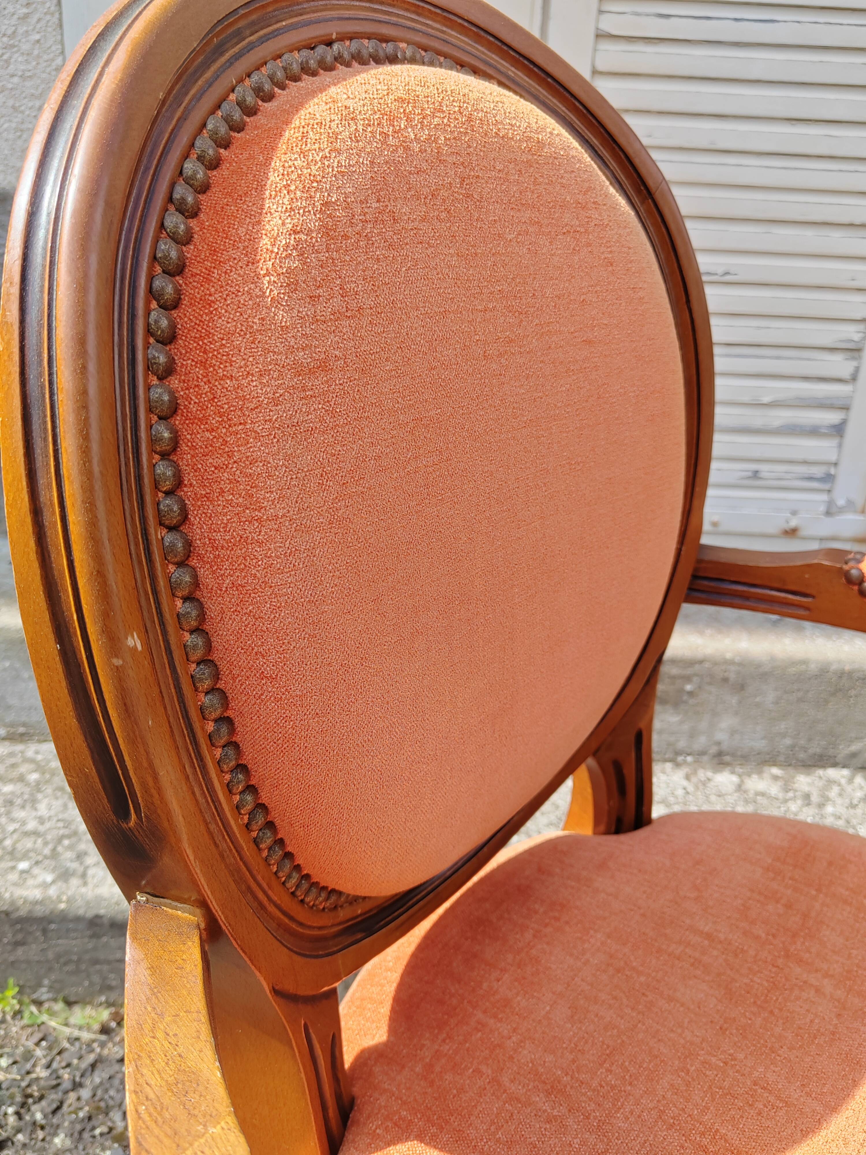 Fauteuil médaillon tapissé orange