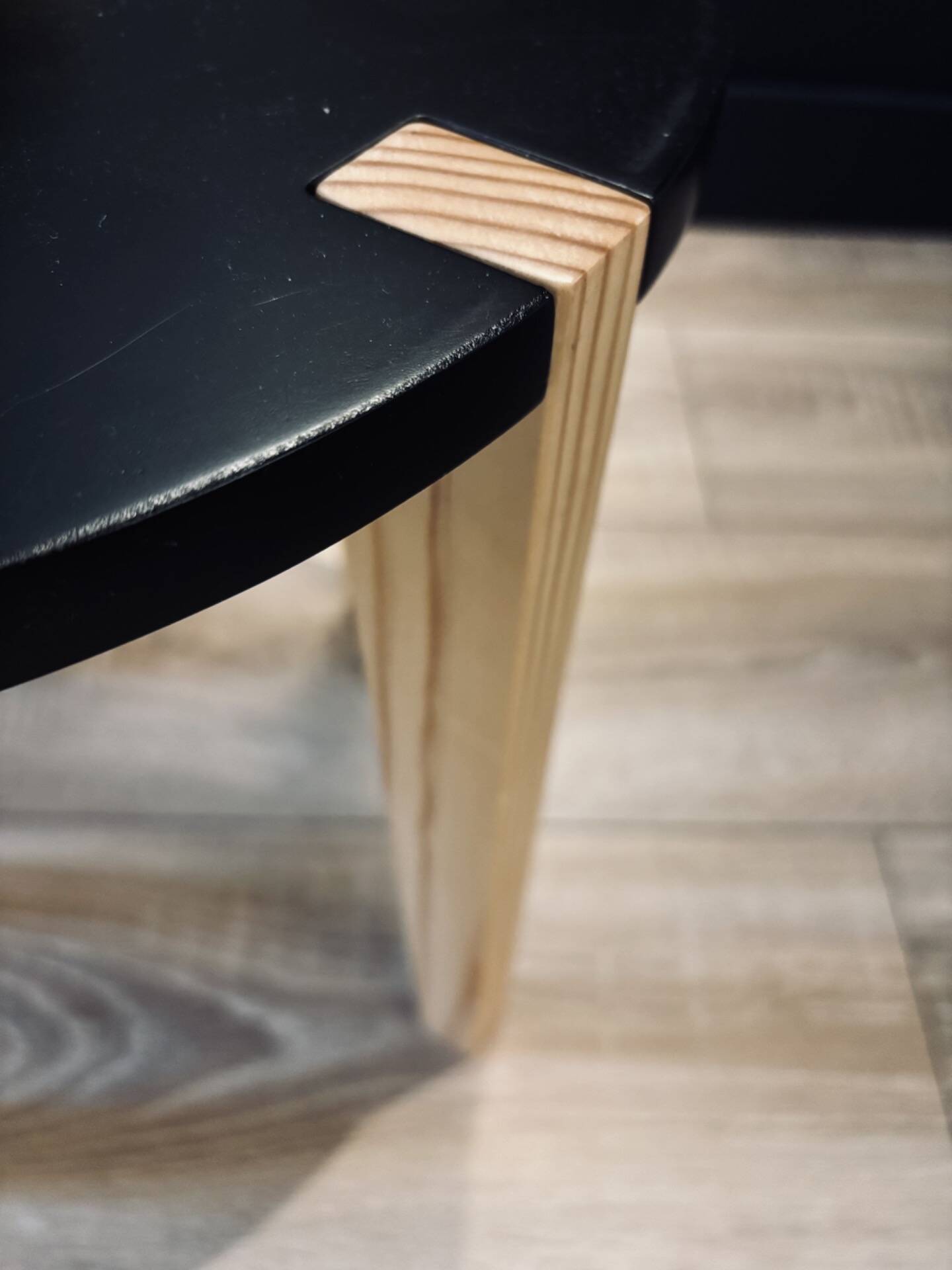 Set of round wooden and black side tables – Scandinavian style