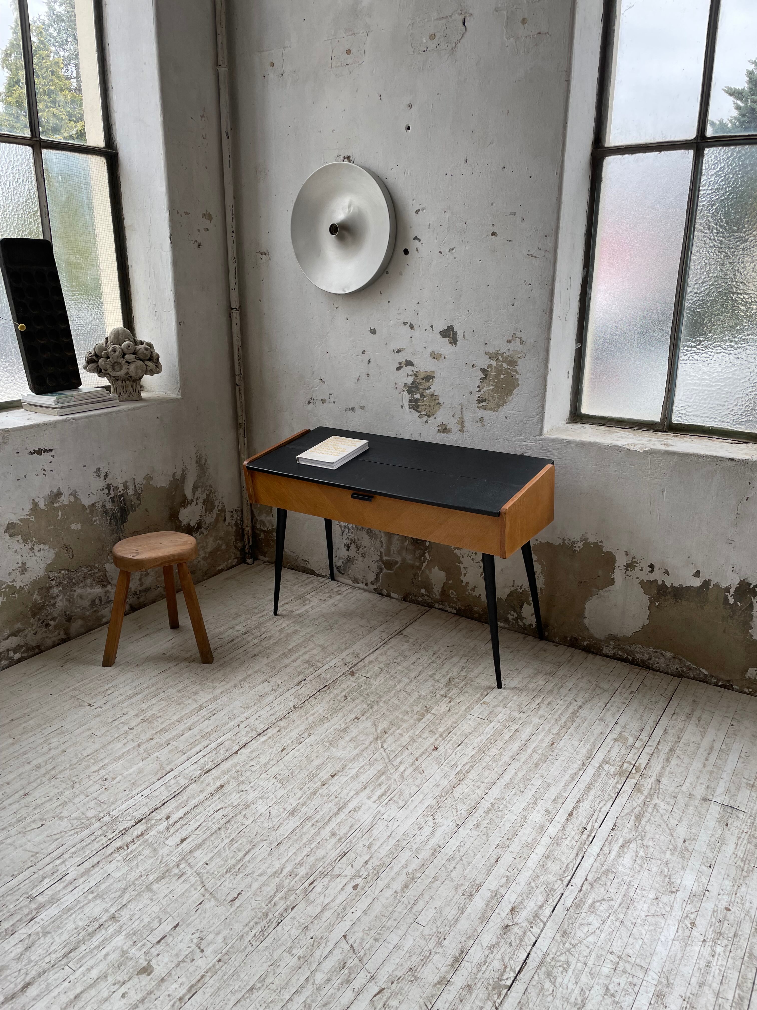 Console desktop feet compass 60s