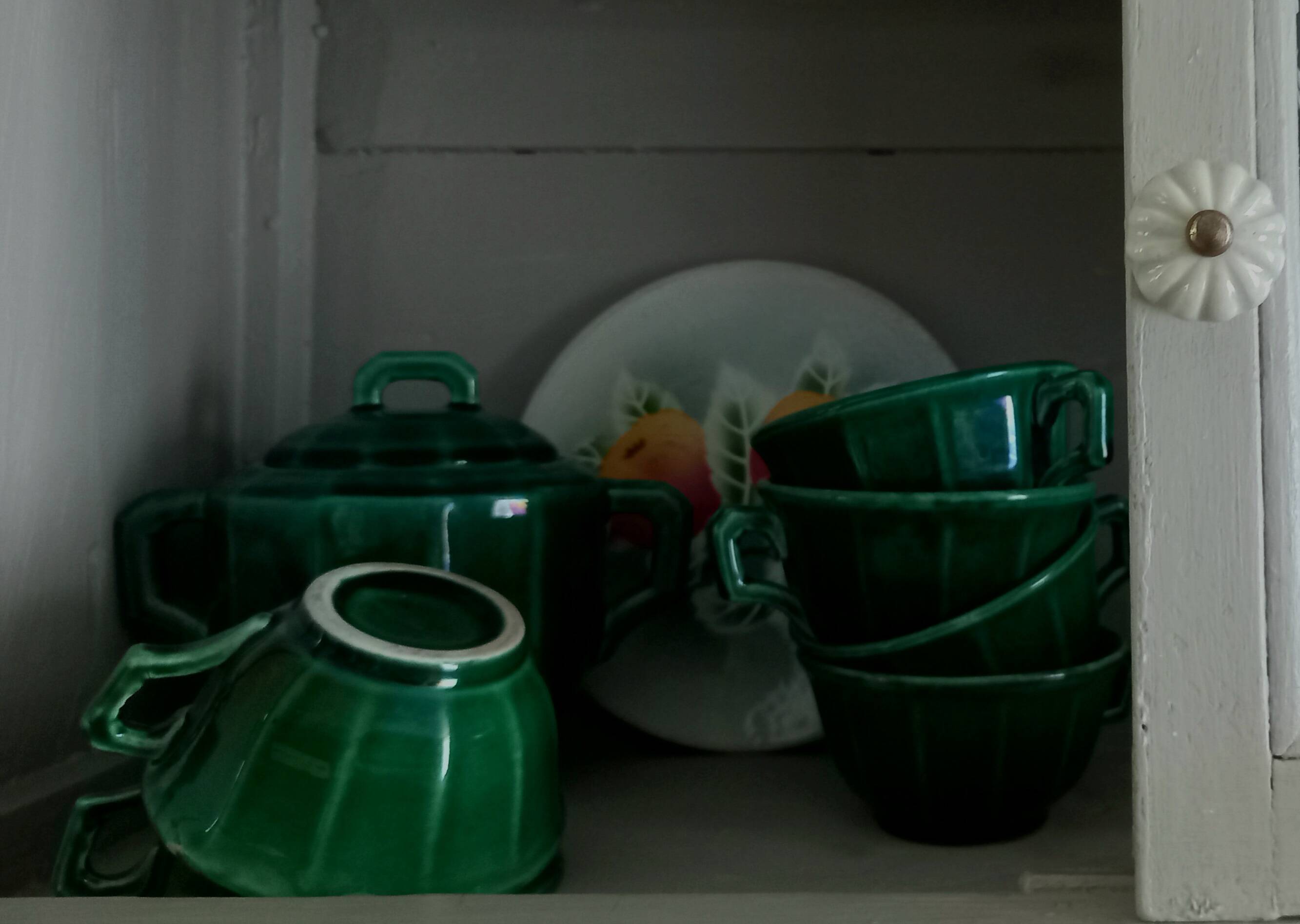 Iridescent green tea or coffee service in Lunéville K&G earthenware. 6 cups and an Art Deco sugar bowl