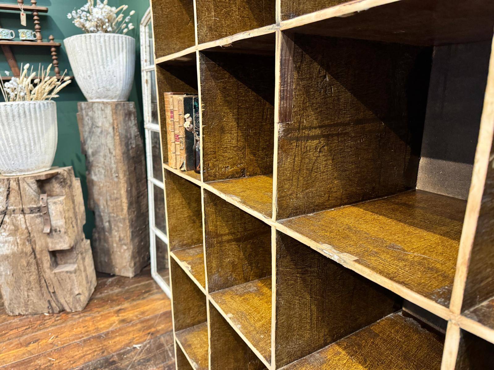 Ancien meuble de métier avec casiers