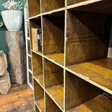 Ancien meuble de métier avec casiers