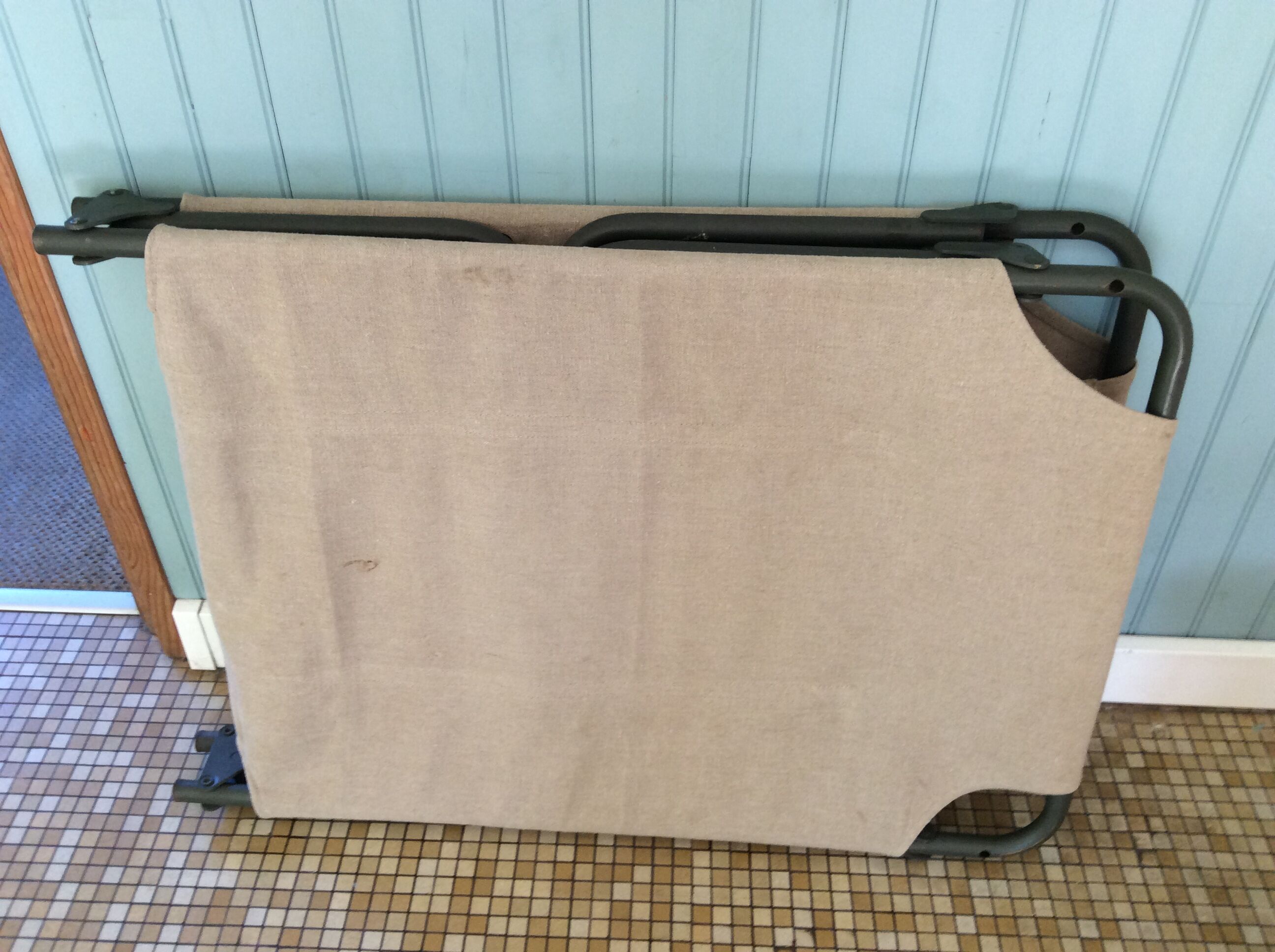 Lit de camp militaire