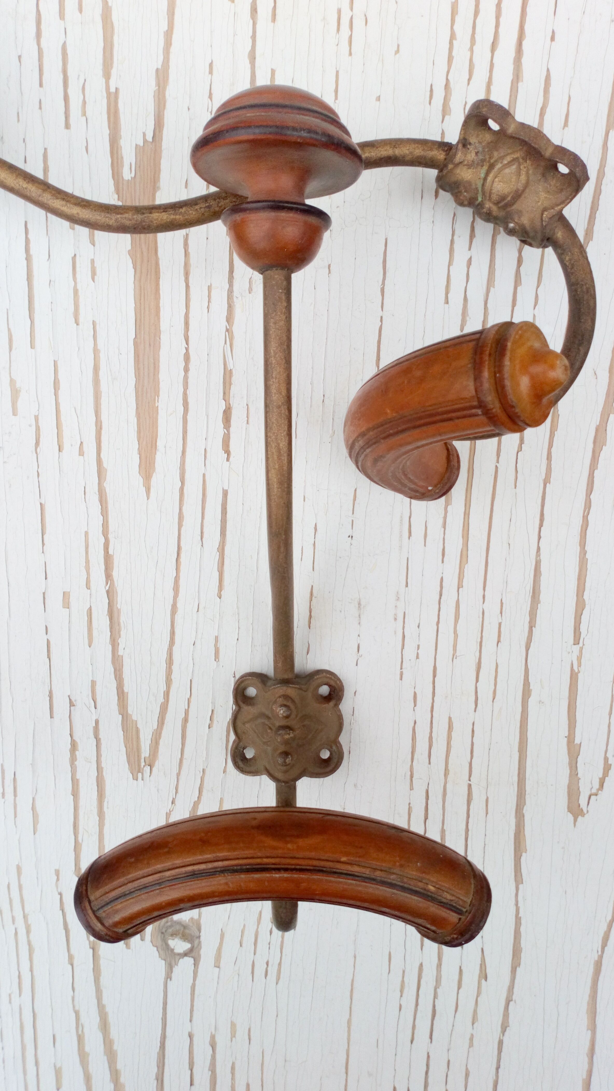 2 hooks in metal and wood