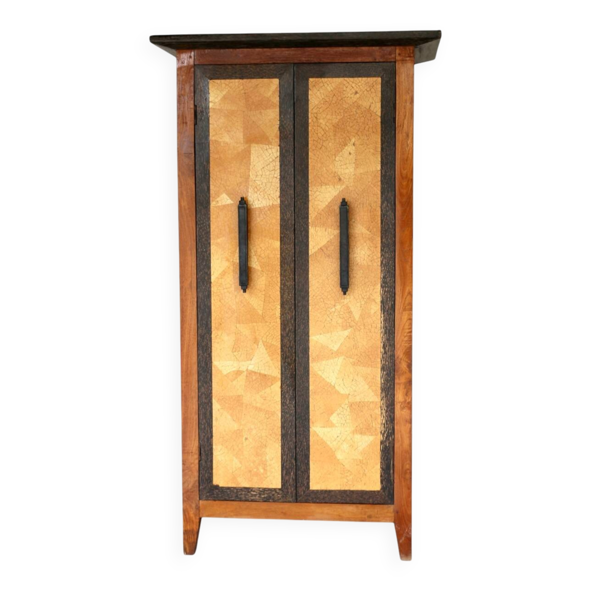 Une armoire en bois, France années 90.