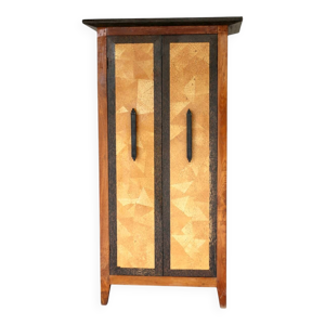une armoire en bois,