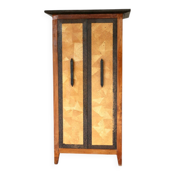 Une armoire en bois, France années 90.