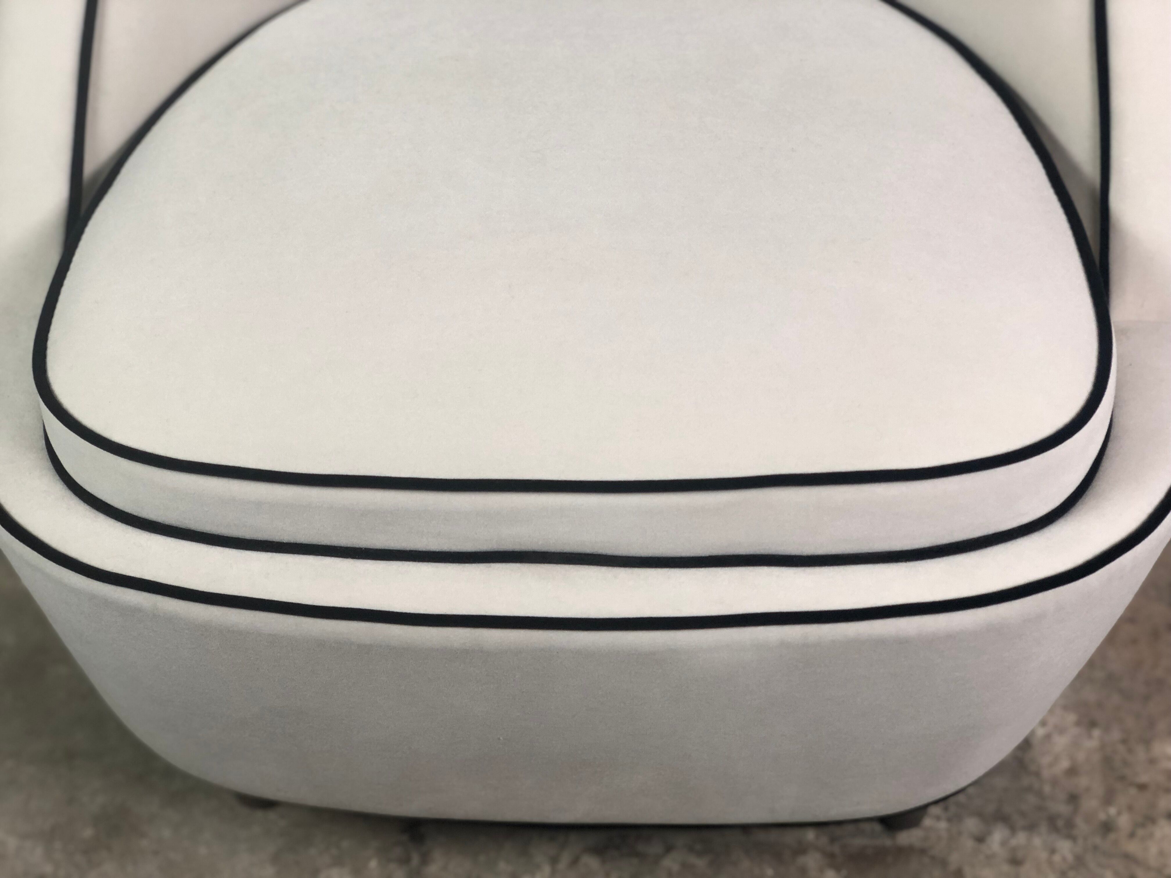 Fauteuil rétro vintage 80's en velours blanc gansé noir