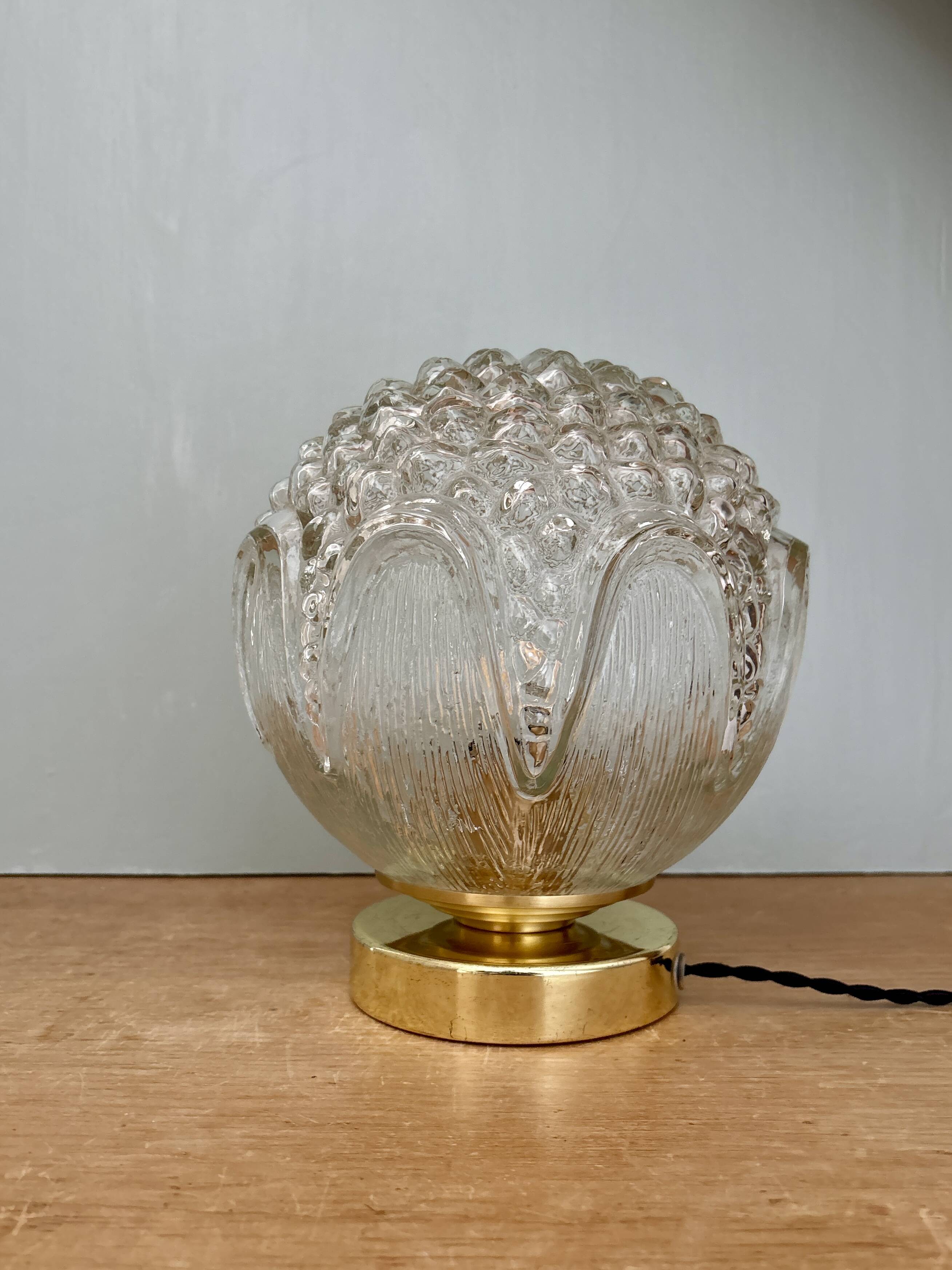 Lampe à poser globe vintage en verre moulé