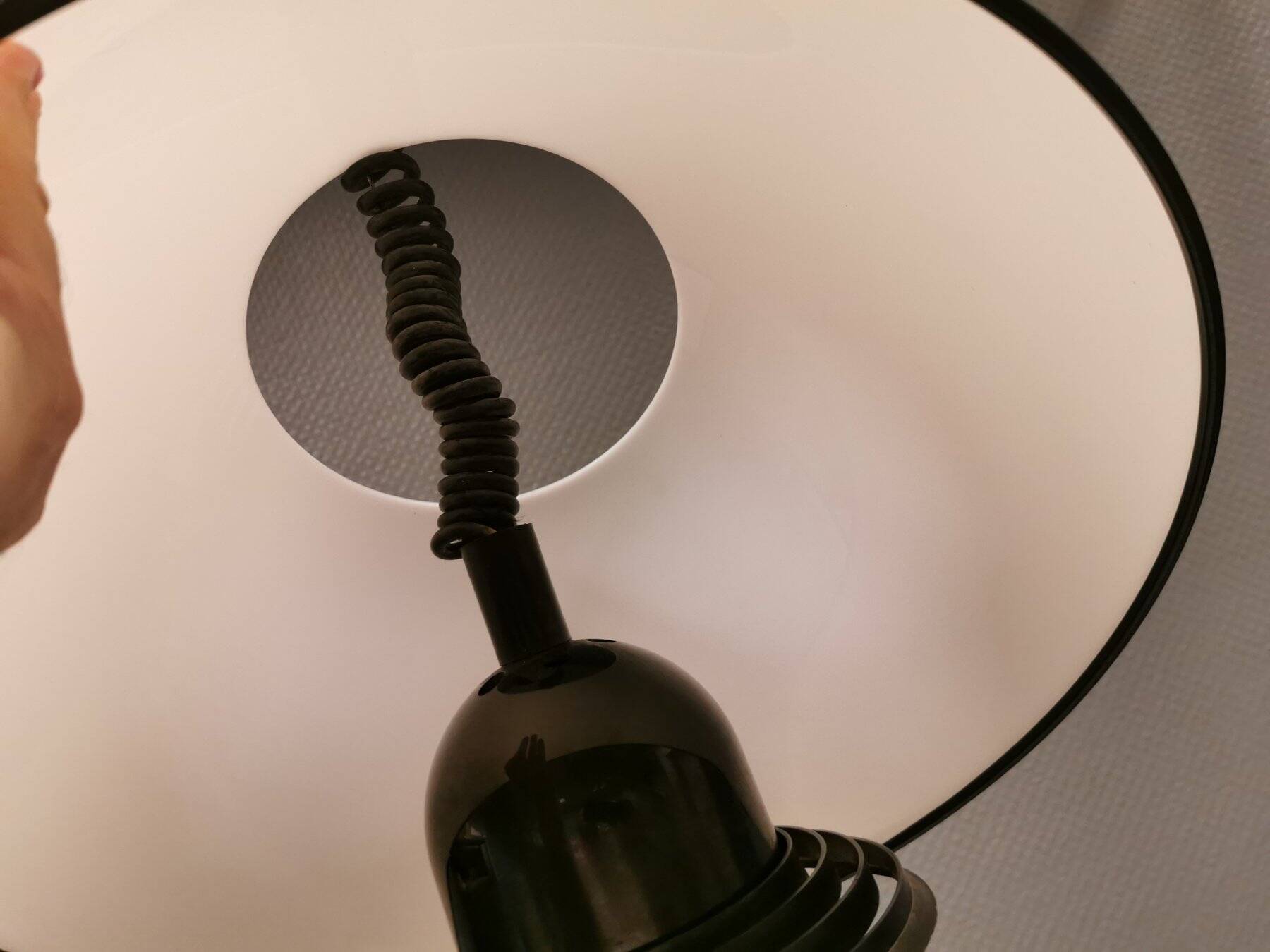 Lampe suspendue, en plastique blanc laiteux avec dessus/suspension noir, probablement danoise.