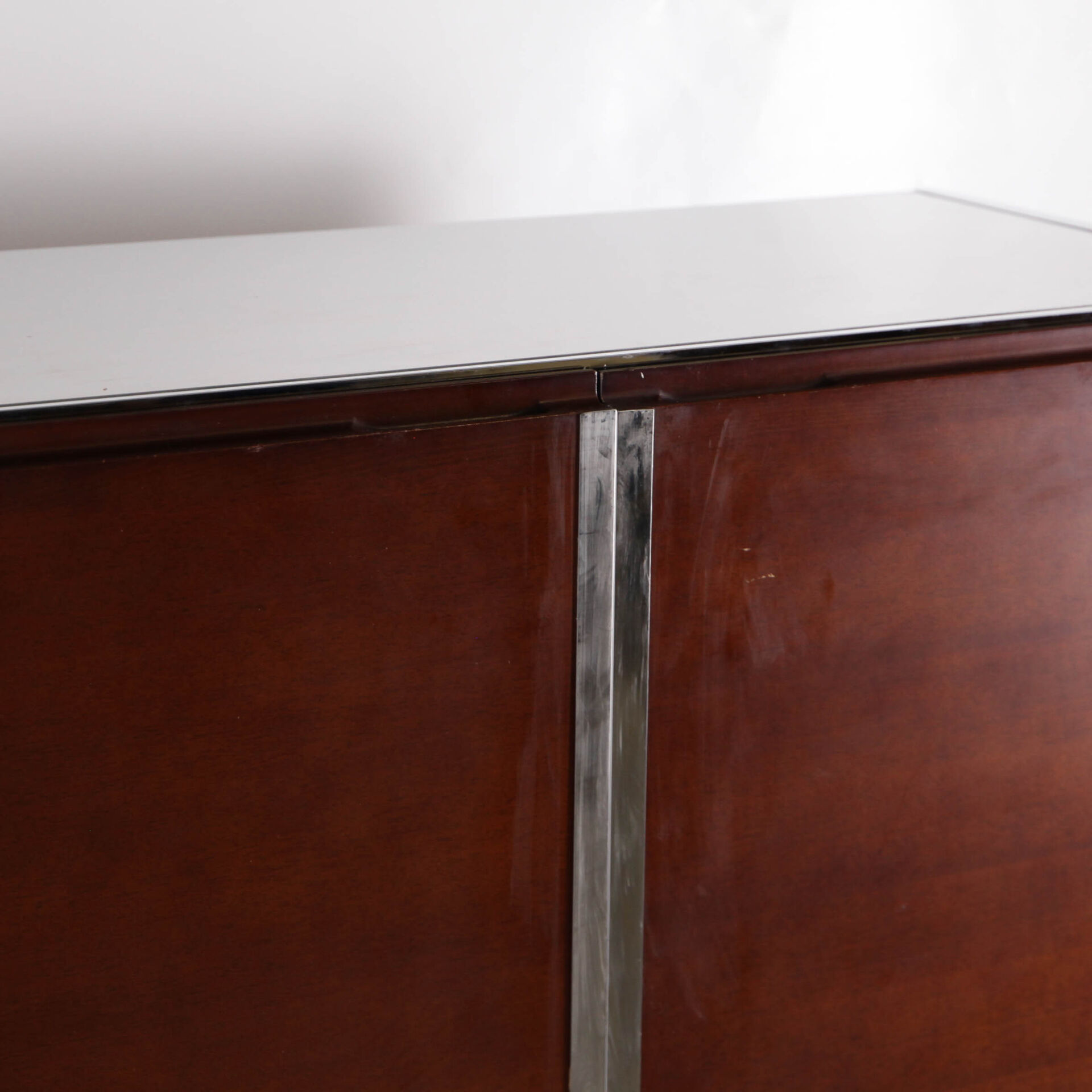 Petite armoire bois et chrome 