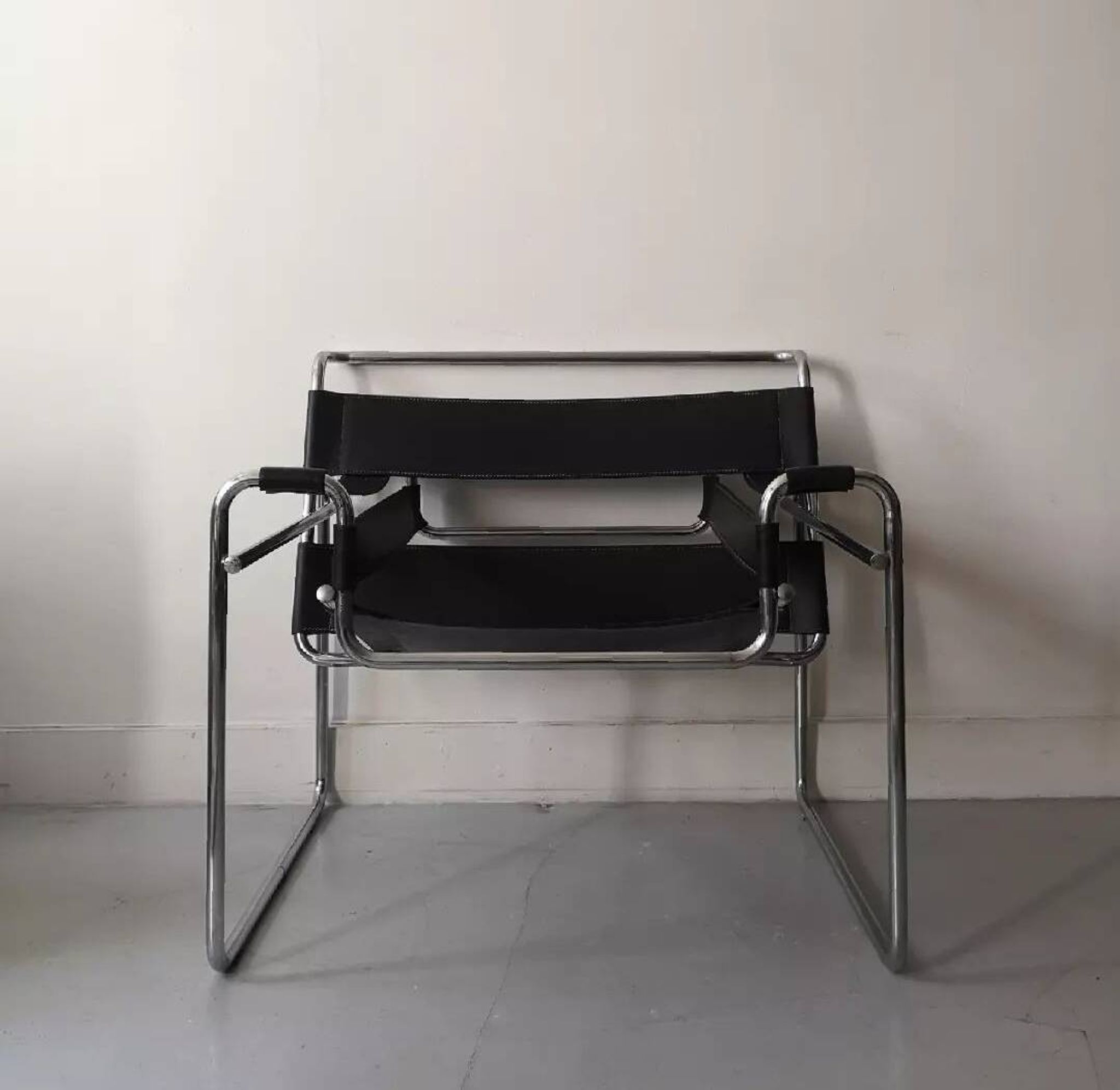 Tubular Wassily armchair in chrome and black leather, Marcel Breuer design 1970