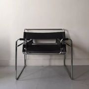 Tubular Wassily armchair in chrome and black leather, Marcel Breuer design 1970