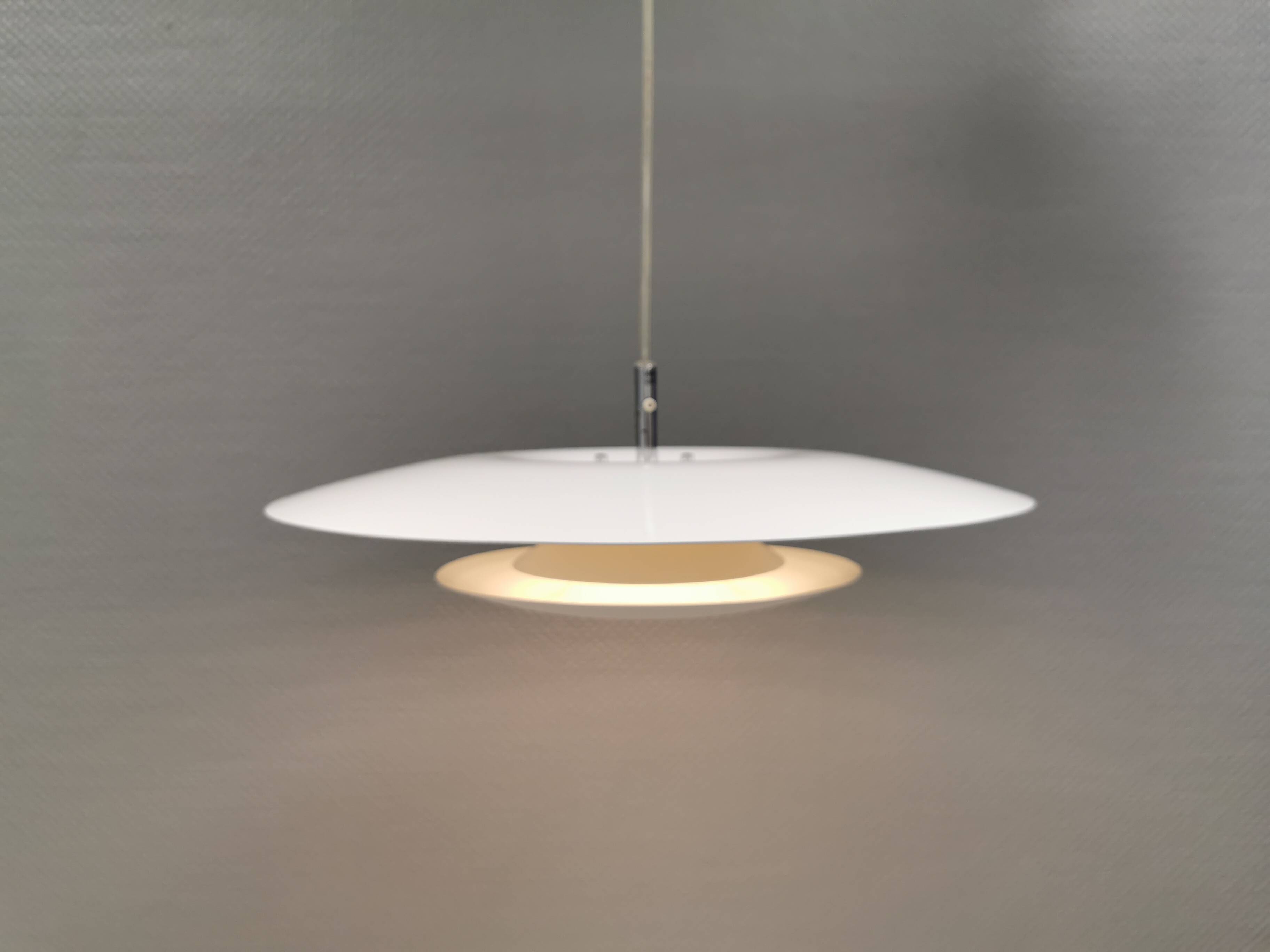 Lampe suspendue de la marque suédoise Belid, modèle Eclipse, début des années 2000.