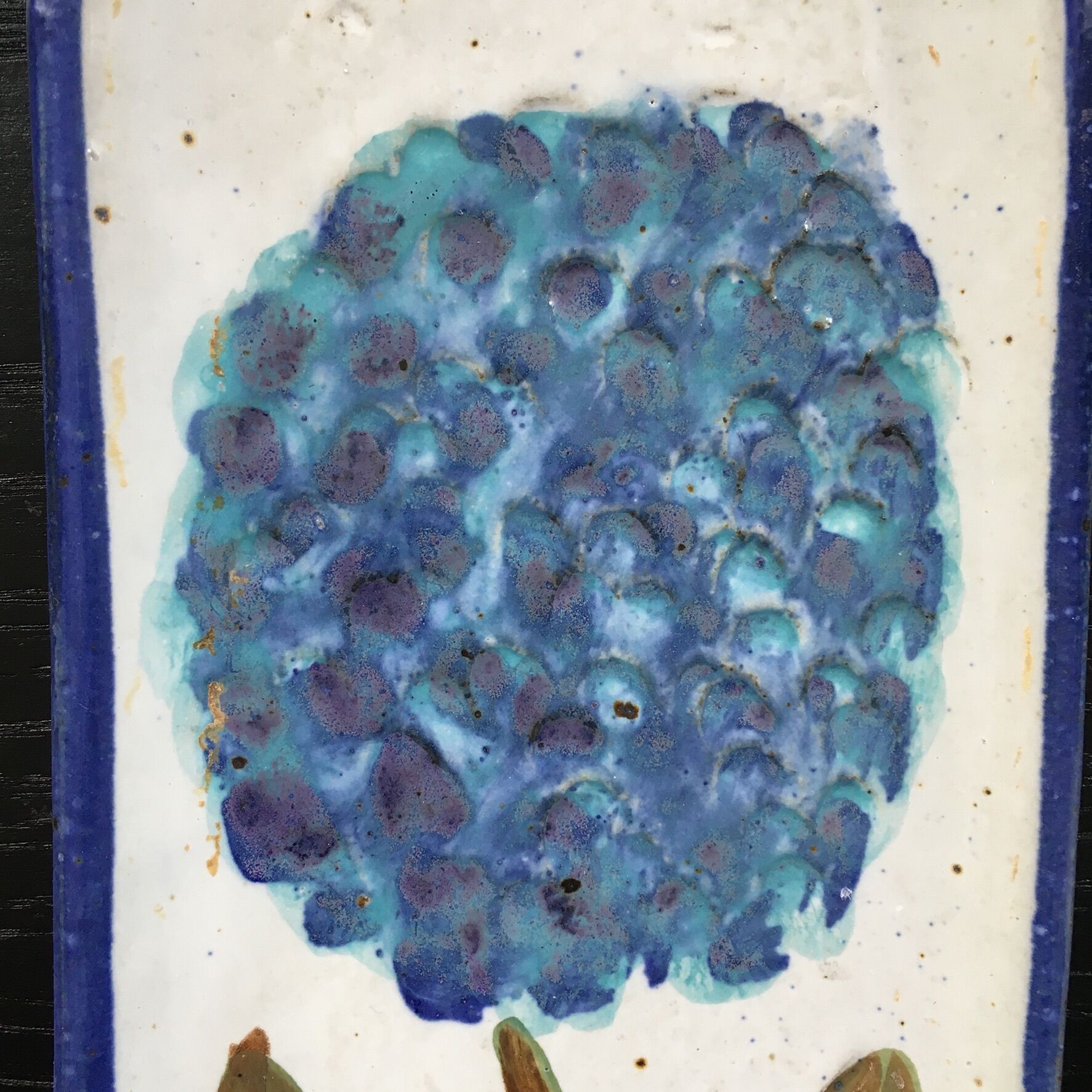 Hortensia-decorated stoneware plate signed