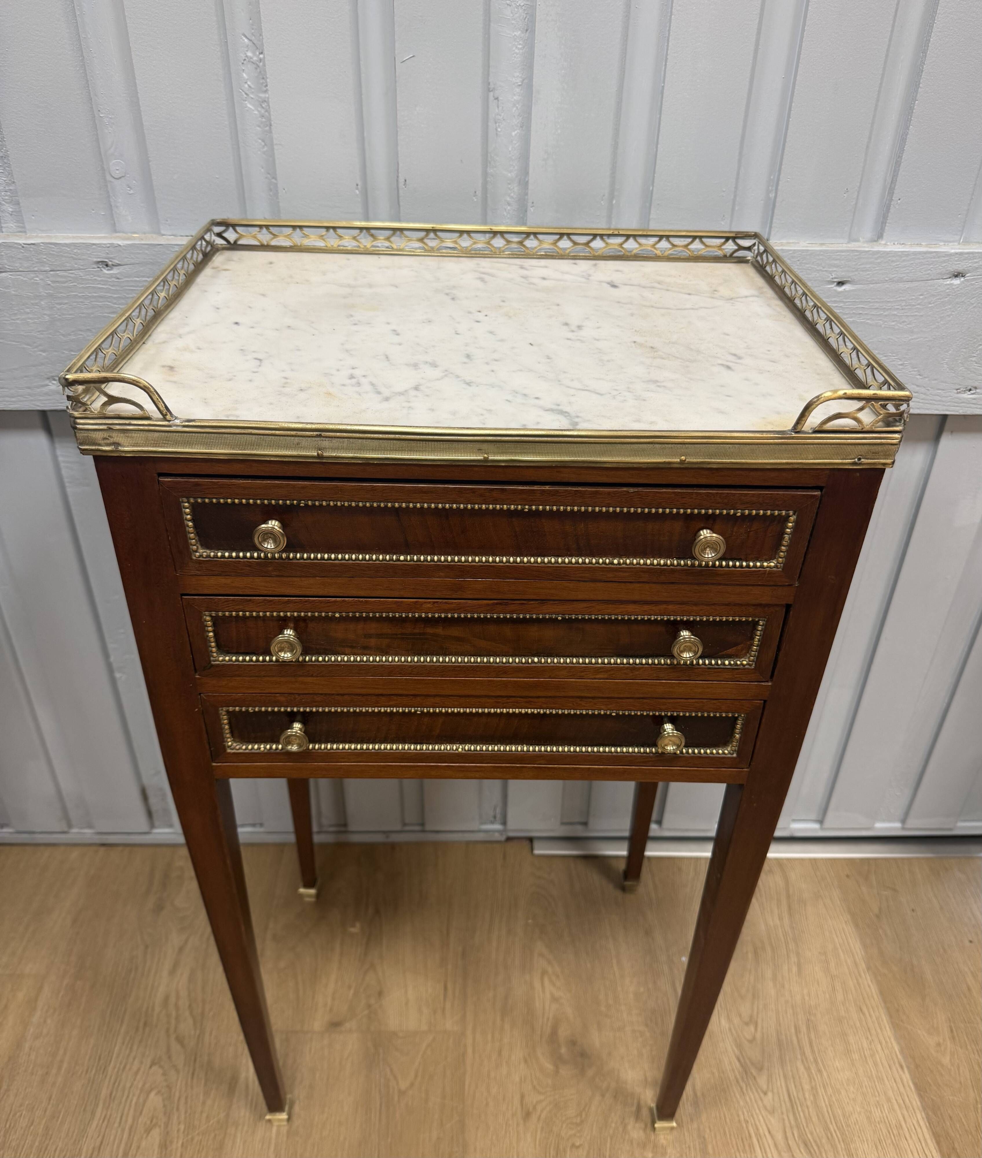 Table, chiffonnière en acajou