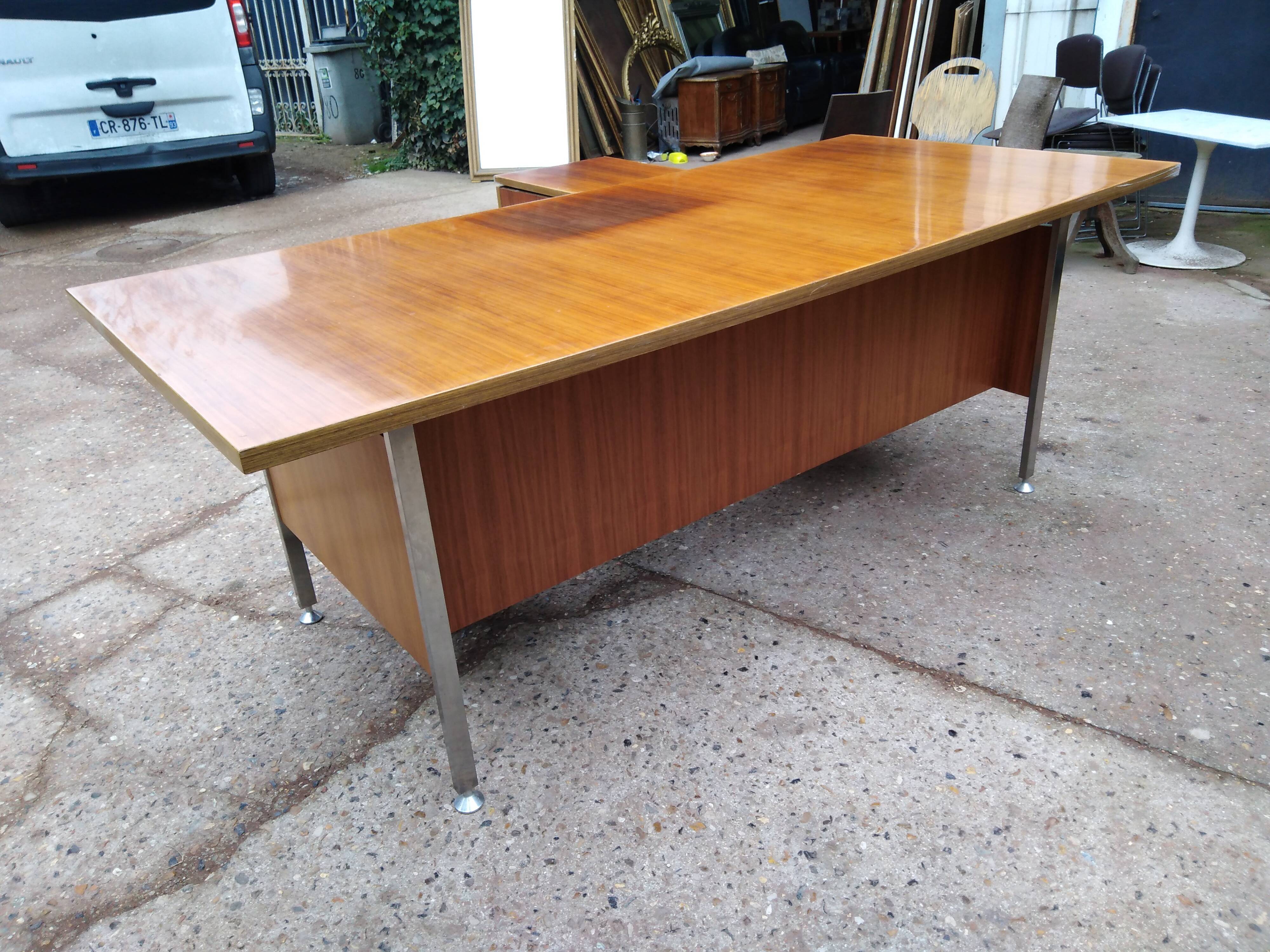 Grand Bureau design 1970 with return. light wood and chrome pietement