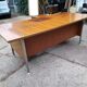 Grand Bureau design 1970 with return. light wood and chrome pietement