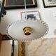 Paire de suspensions en verre blanc