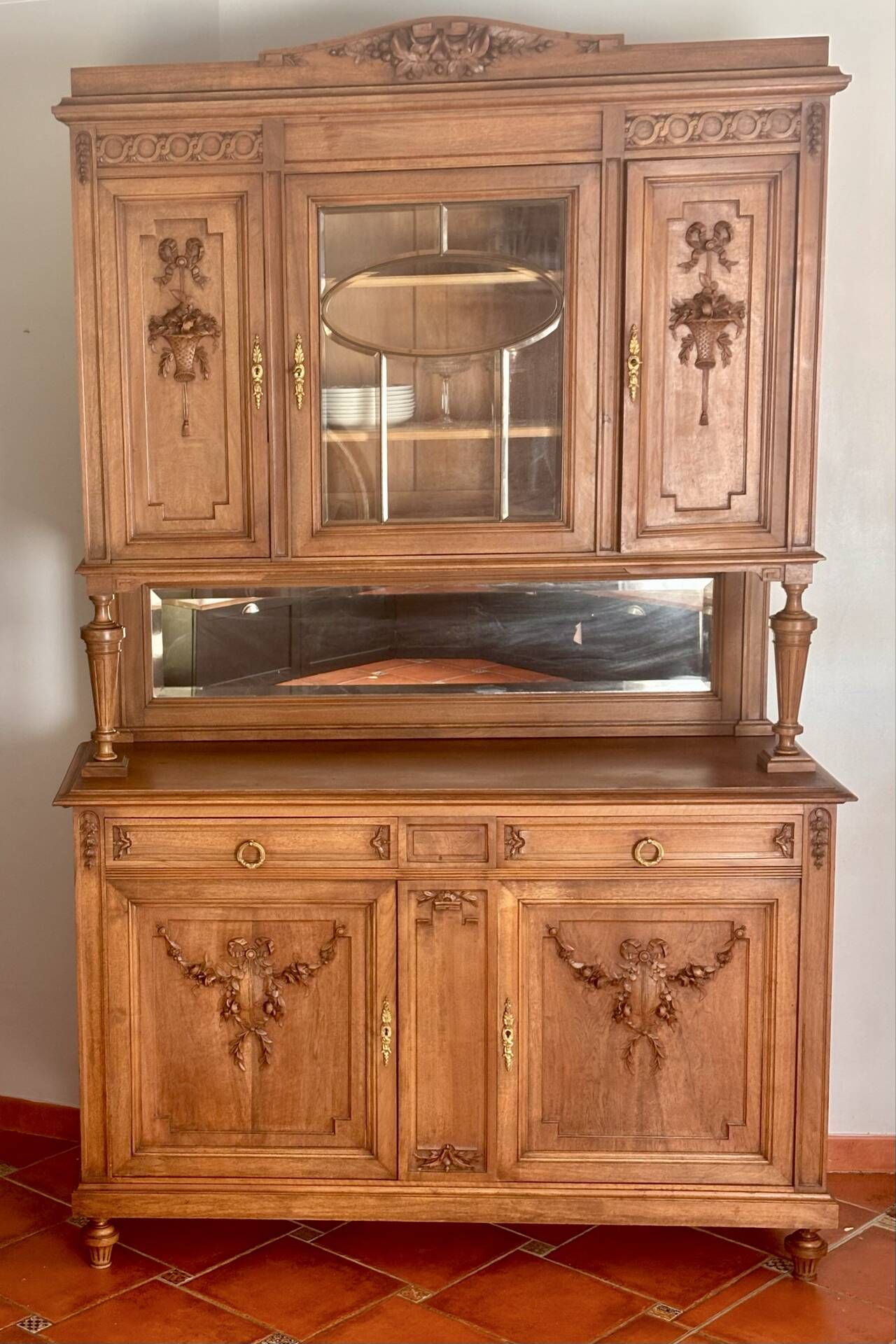 Buffet deux corps en style Louis XVI en chêne sculpté avec miroir – Born