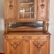 Buffet deux corps en style Louis XVI en chêne sculpté avec miroir – Born