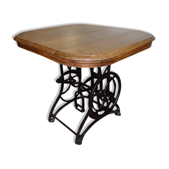 Table en bois naturel et piètement fonte ancien