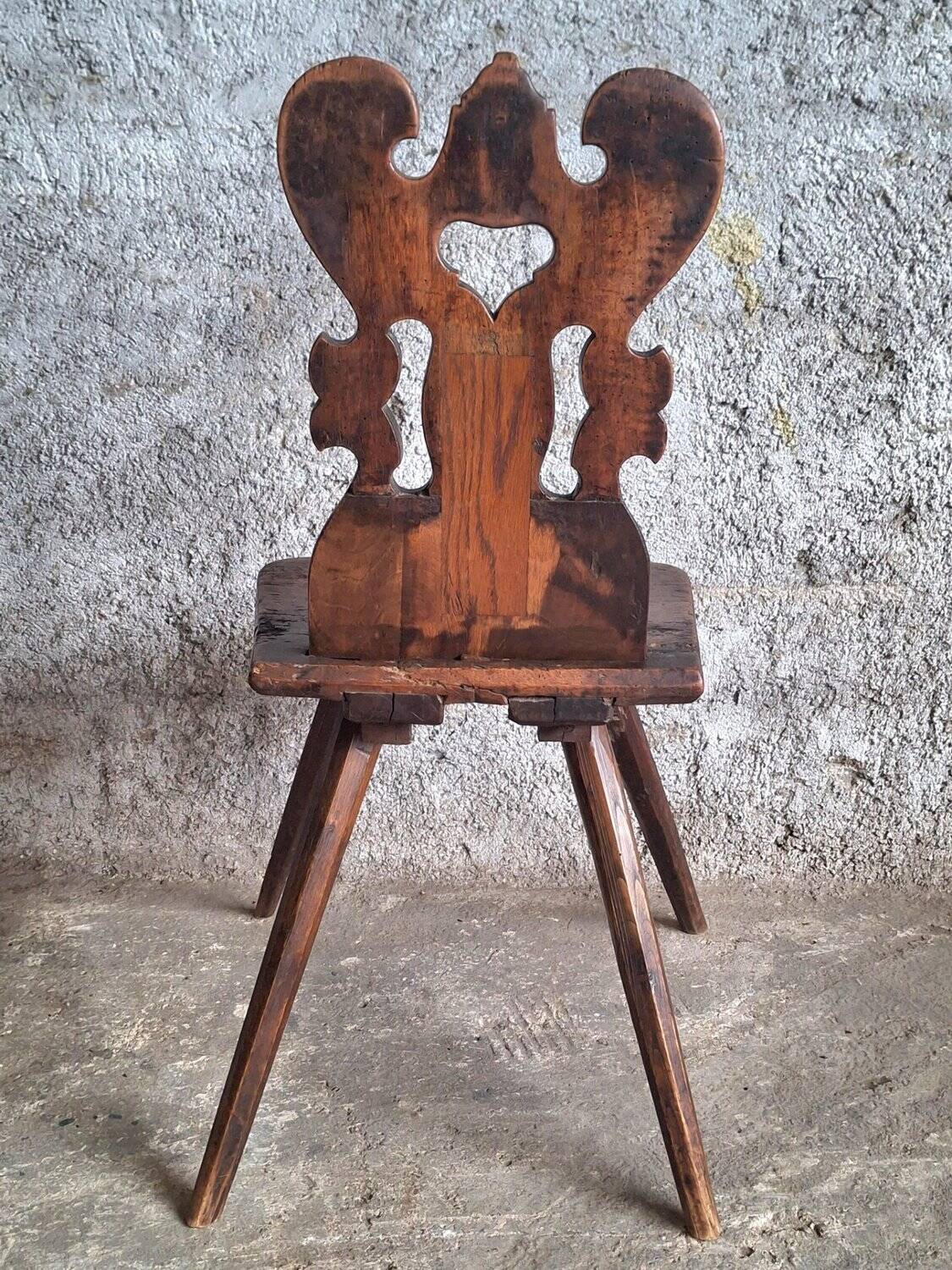 Chaise paysanne alpine sculptée datée 1814 – bois massif